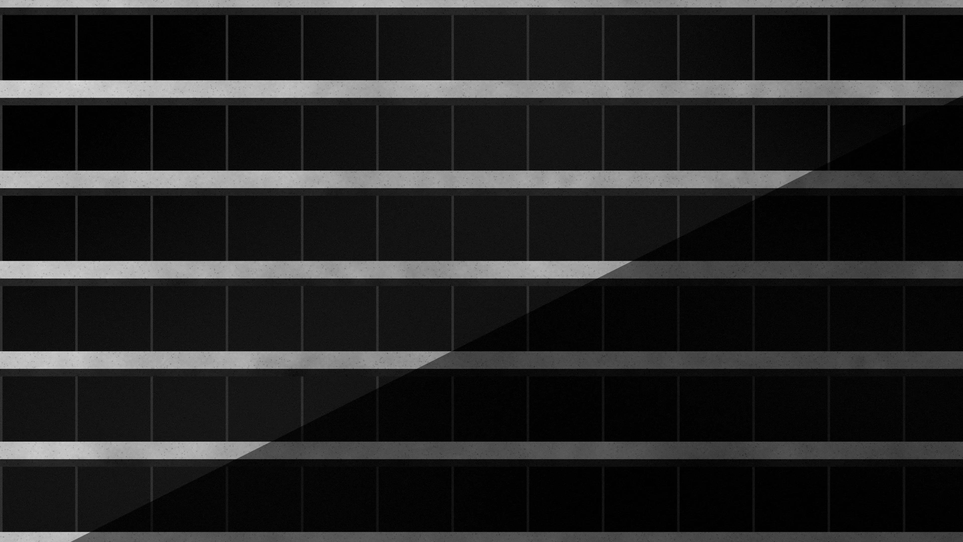 Fachada de losas horizontales con una diagonal de luz